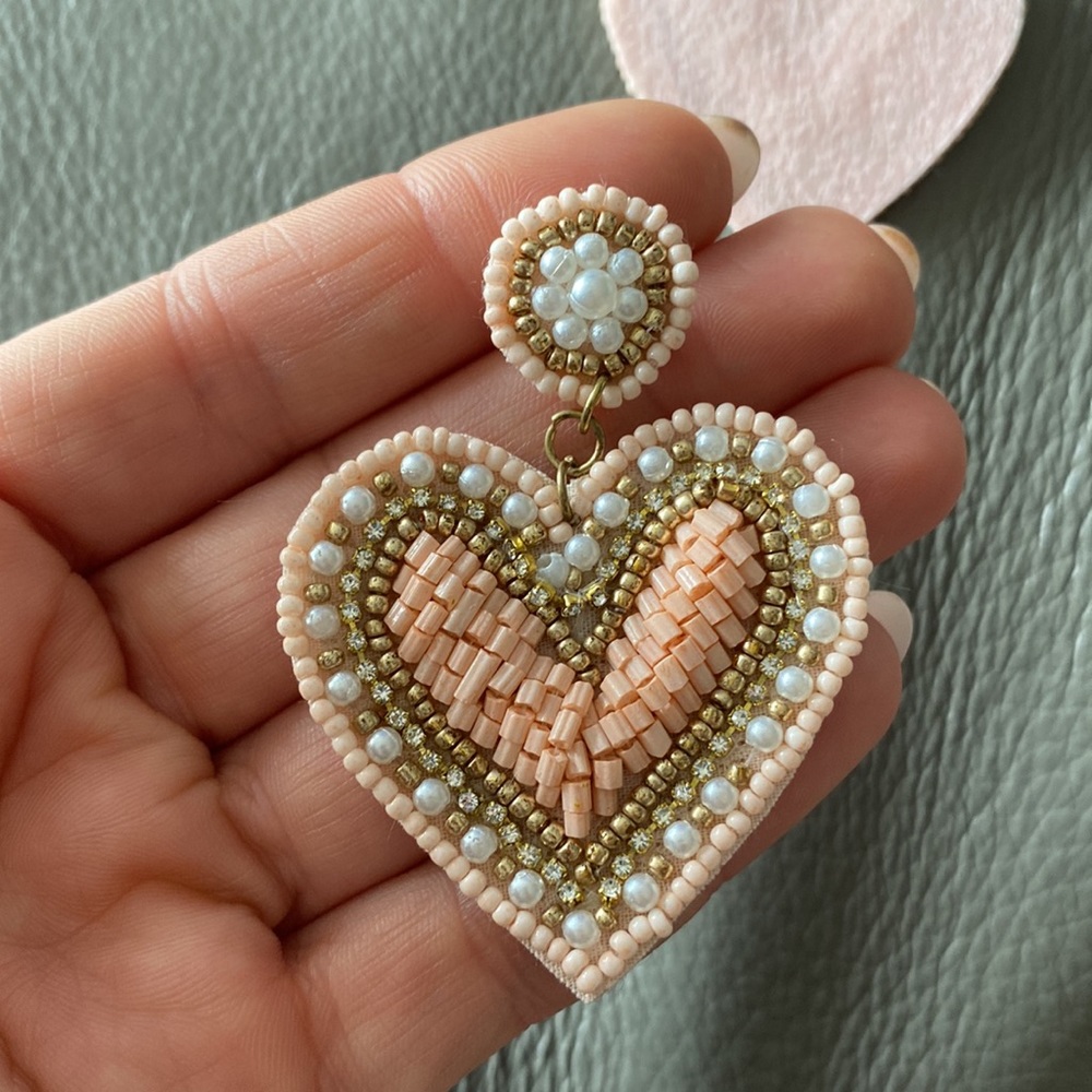 Beautiful handmade beaded heart earrings with pearls - Picture 3 of 3